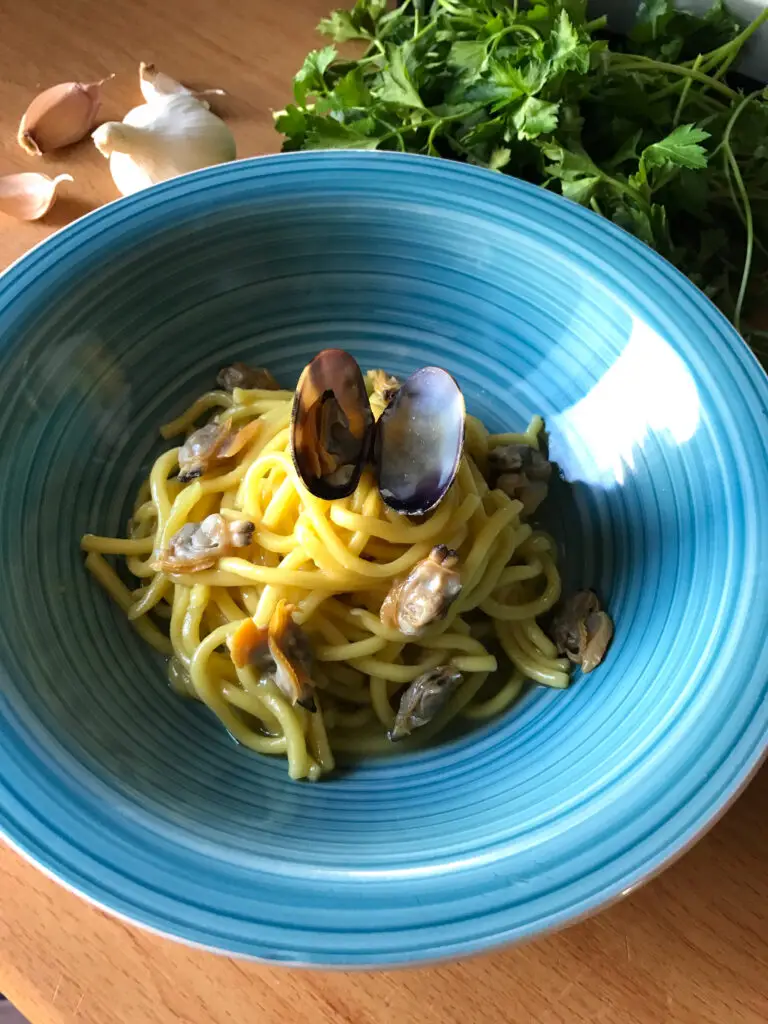 Sinfonia Marina: Danza di Sapori tra Spaghetti e Vongole