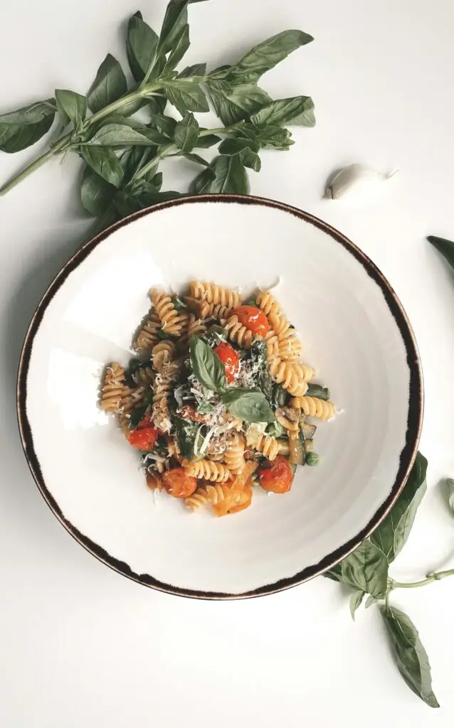 Fusilli primaverili con verdure e basilico